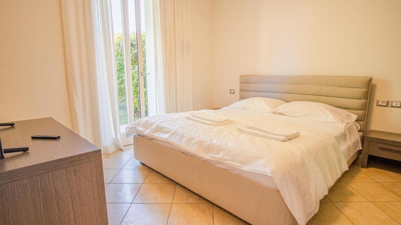 Endless Summer Sirmione - Italian Homing Luaran gambar